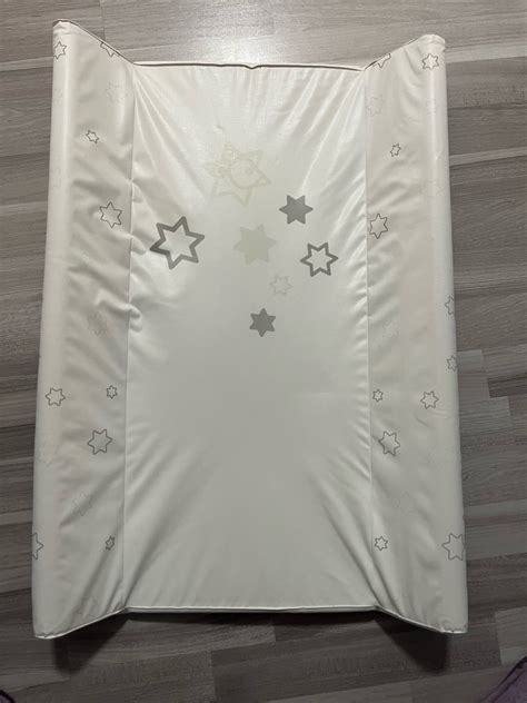 Dojenček na previjalni podlogi v naravi