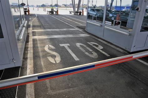 Simbolična upodobitev družine na mejnem prehodu