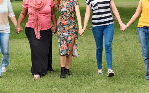 Skupina različnih žensk, ki predstavljajo različne starosti materinstva