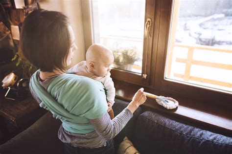 Mlada mama z dojenčkom v naročju