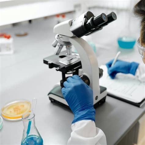 Laboratorijski tehnik pregleduje vzorec blata
