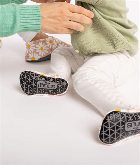 otroško stopalo z visokim nartom