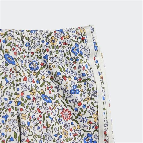 Detail širokega patenta na otroških kratkih hlačah