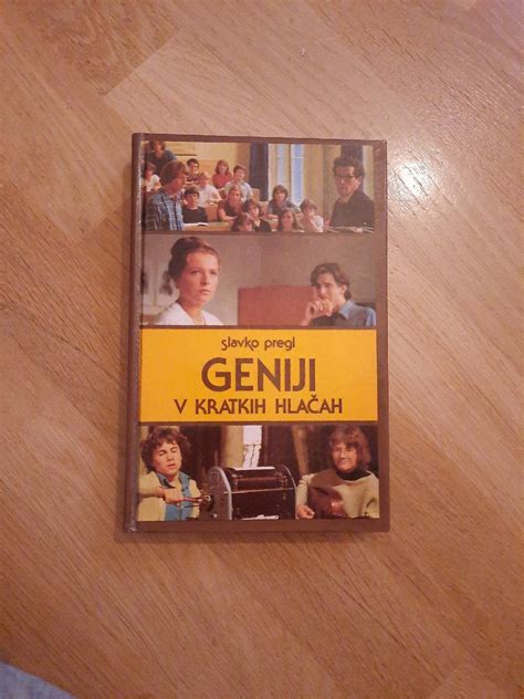 Dojenček pleza po travi v kratkih hlačah