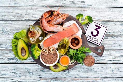 Infografika, ki prikazuje vire omega-3 maščobnih kislin in joda v prehrani.