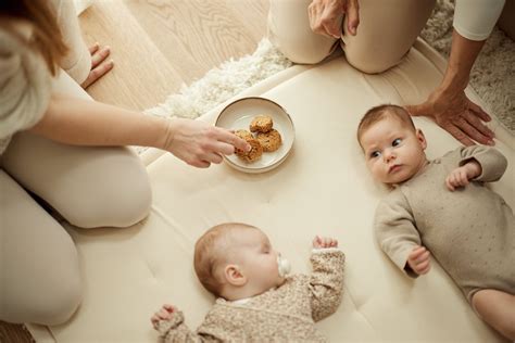 Prikaz pravilnega prijema dojke s prsti med dojenjem