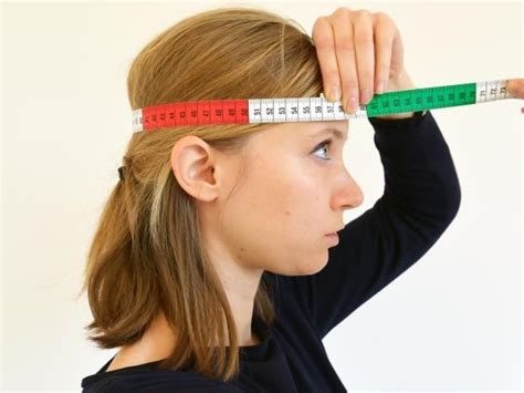 Novorojenček meri obseg glave