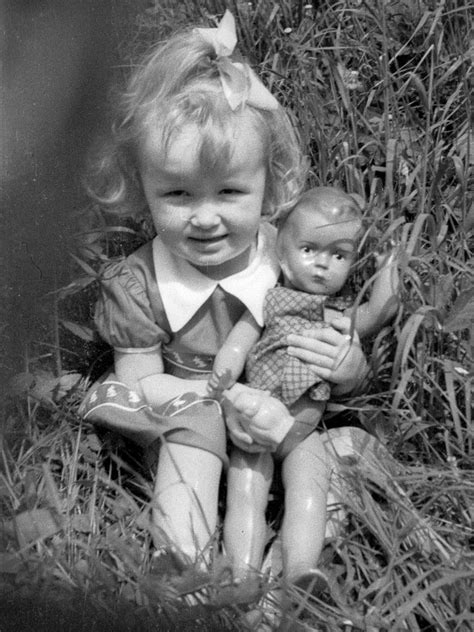 Deklica se igra s punčko