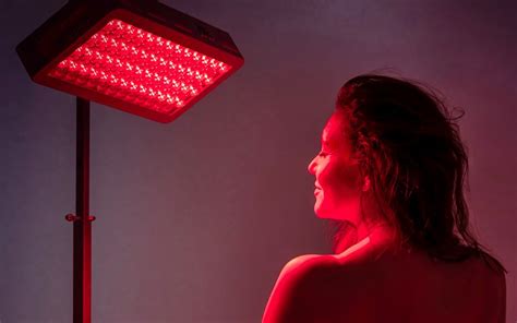 Dojenček z rdečo, razdraženo kožo na obrazu