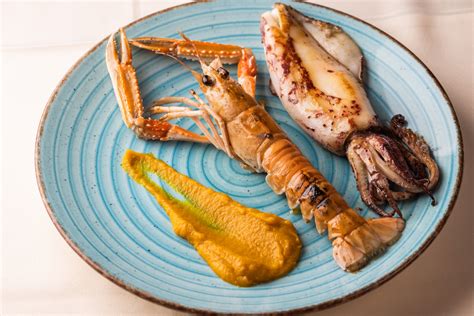 Nosečnica uživa v sveži hrani z zelišči