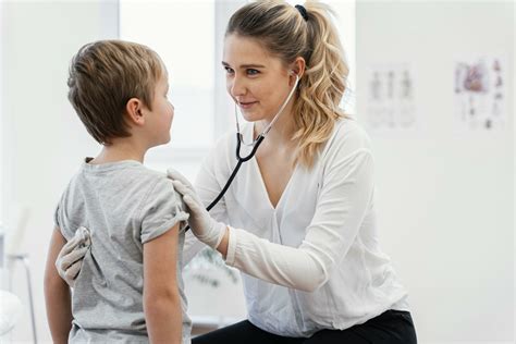 Otroški pediater pregleduje dojenčka