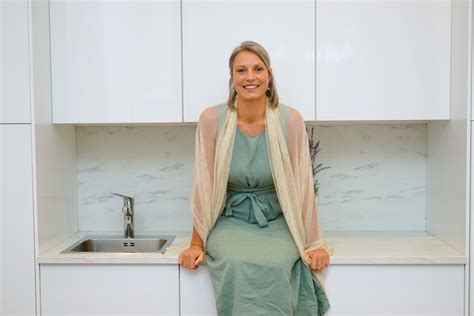 Nosečnica v udobnih športnih oblačilih