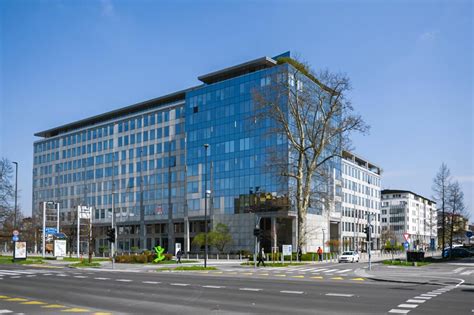 Zunanji pogled na sodobno stavbo porodnišnice Ljubljana