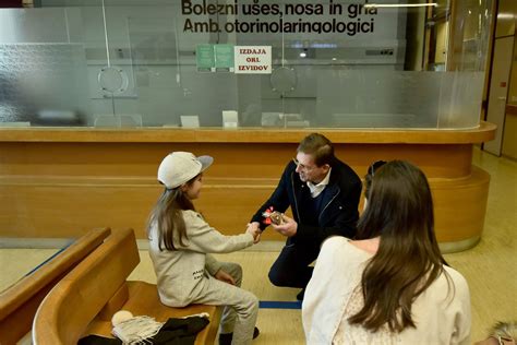 Medicinsko osebje v pogovoru z nosečnico
