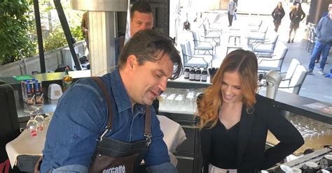 Ilustracija dojenčka, ki pije iz skodelice