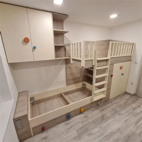 Primer otroške sobe s svetlimi stenami in pisanimi detajli