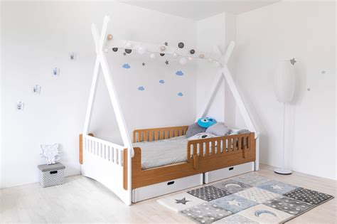 Otroška posteljica s tekstilnimi dodatki