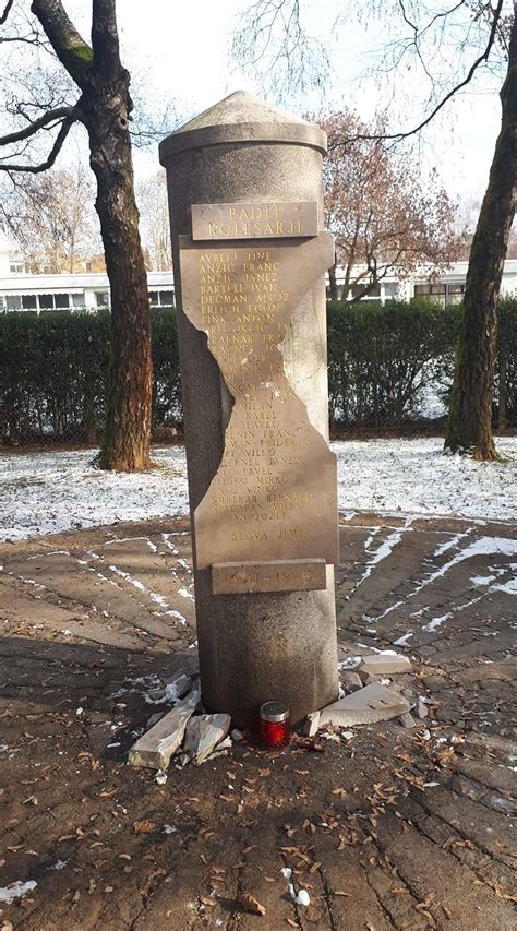 Ilustracija nosečnice, ki dela ponoči.