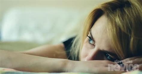 Ženska, ki jo objema druga ženska