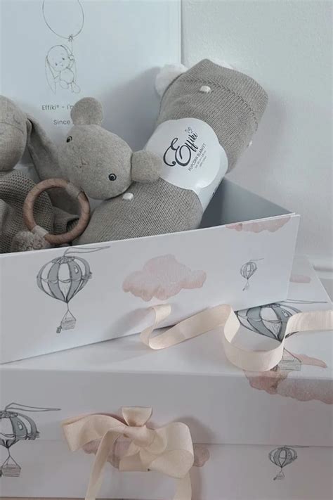 Darilni komplet za dojenčka s plenično tortico in kozmetiko