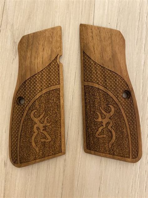 Različne platnice nosečniških dnevnikov