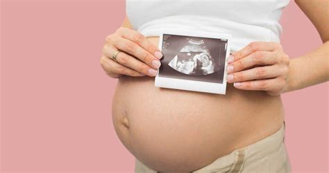 Bodoči očka boža nosečniški trebušček