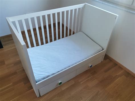 otroška postelja s predali