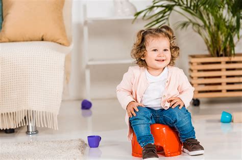 Ilustracija dekleta, ki se uči uporabljati kahlico ali stranišče.