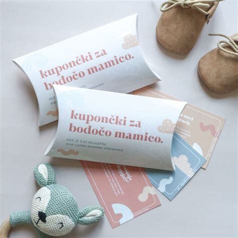 Ilustracija mamice in otroka med masažo