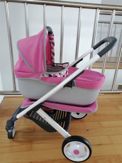 Otrok sestavlja voziček za punčke