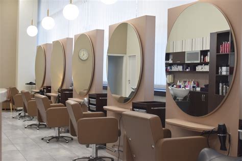 družina v otroškem frizerskem salonu