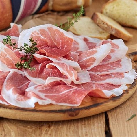 Različni mesni izdelki: salame, pršut, klobase.