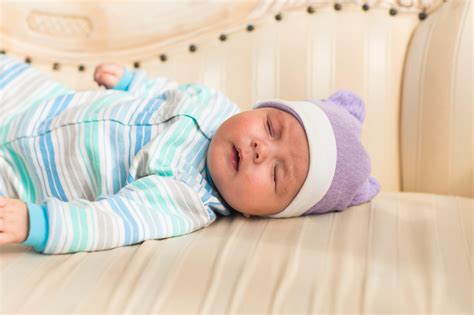 Novorojenček v rokah staršev