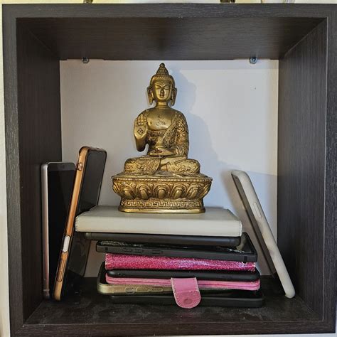 Par, ki se drži za roke, medtem ko gleda sončni zahod