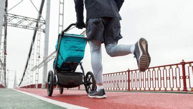 Starši, ki se sprehajajo z otroškim vozičkom