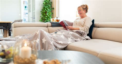 Ženska, ki počiva na kavču