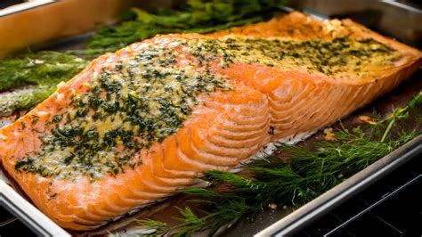 prekajeni losos na krožniku