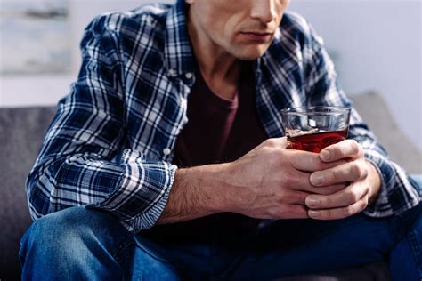 simbolična slika, ki ponazarja prehod alkohola skozi posteljico