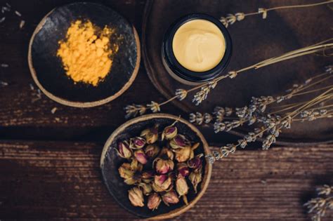 Infografika primerjava sestavin: Naravne vs. Konvencionalne sestavine v kozmetiki