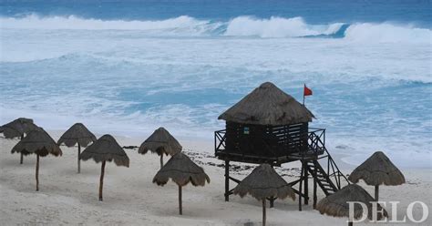 Simbolična slika družine, ki se pripravlja na prihod otroka.