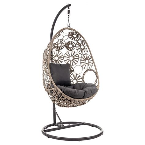 Viseči vrtni gugalnik iz ratana na vrtu