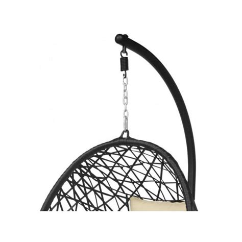 Detail visečega gugalnika iz ratana z blazino