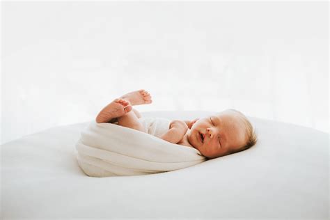 Fotografija novorojenčka pod fototerapevtsko lučko