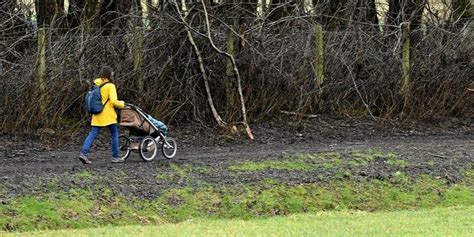 Ilustracija ženske z dvema majhnima otrokoma