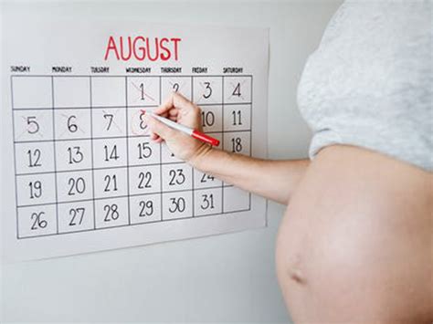 Nosečnica čuti gibe otroka v trebuhu