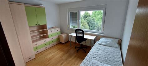 Sodobno opremljena enoposteljna soba na oddelku za otročnice