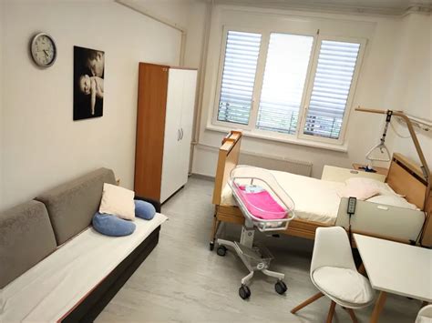 Notranjost nadstandardne porodniške sobe v Novem mestu