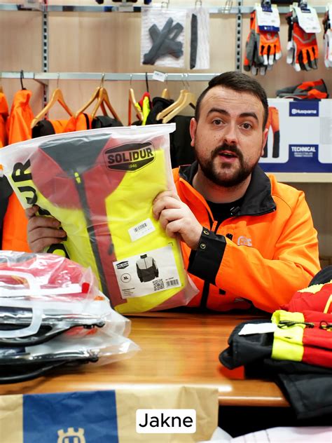 Oseba z zaščitnimi oblačili v gozdu