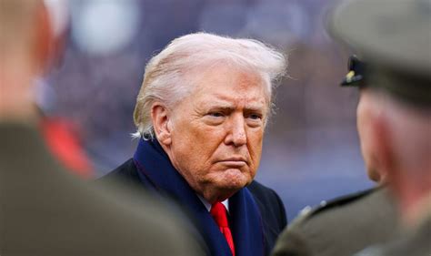 Ženska, ki gleda skozi okno pisarne, za njo pa je mesto