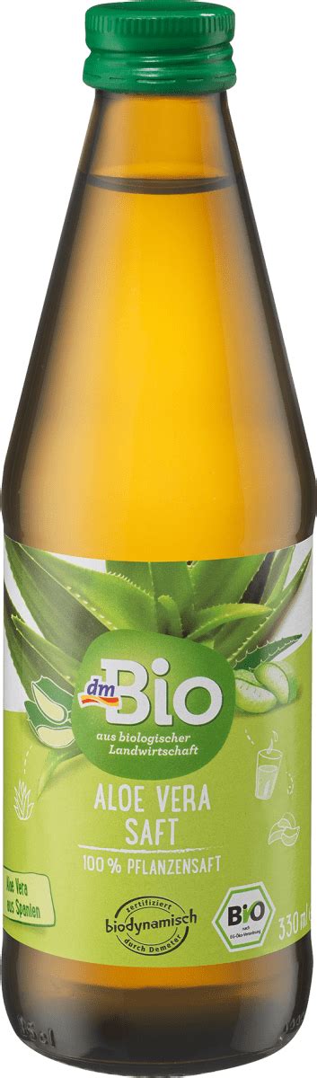 Steklenica soka aloe vere ob roki nosečnice.